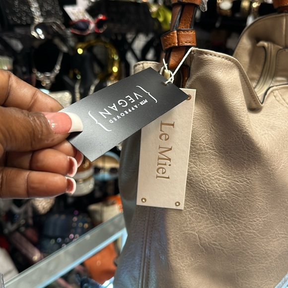 A vegan handbag, style type shoulder hobo cross-body with an extra strap - Picture 4 of 15